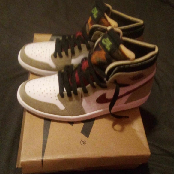 Men's Retro 1 Jordan Tan/White/Burgundy Size 10 - Picture 9 of 11